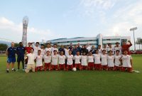 Prabowo datang di tengah-tengah lapangan Aspire Academy untuk menyapa satu persatu tim sepak bola U-17 Persib Bandung. (Dok. Tim Media Prabowo Subainto)