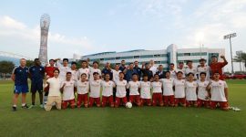 Prabowo datang di tengah-tengah lapangan Aspire Academy untuk menyapa satu persatu tim sepak bola U-17 Persib Bandung. (Dok. Tim Media Prabowo Subainto)