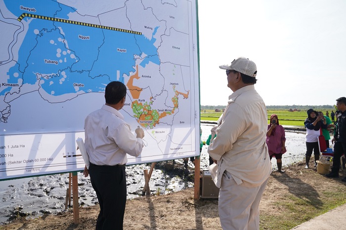 Presiden RI Prabowo Subianto melalukan kunjungan perdanananya ke Merauke melihat langsung proses tanam dan panen padi oleh para petani. (Dok. Tim Media Prabowo)