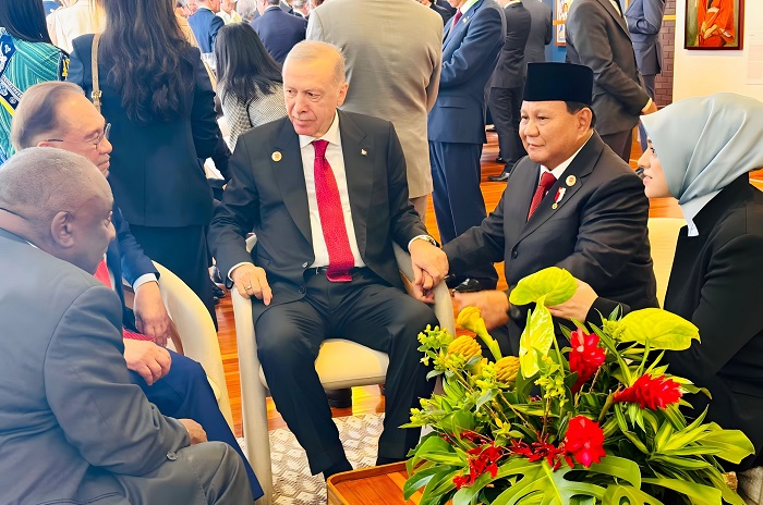 Presiden RI Prabowo Subianto tertangkap kamera berbincang akrab bersama sejumlah pemimpin negara di balik layar KTT G20 Brasil 2024. (Dok. Tim Media Prabowo)

