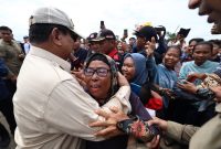 Presiden RI Prabowo Subianto meninjau tambak budidaya ikan nila salin di Balai Layanan Usaha Produksi Perikanan Budidaya Karawang (BLUPPB), Karawang, Jawa Barat. (Dok. Tim Media Prabowo)