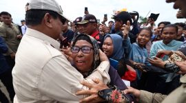 Presiden RI Prabowo Subianto meninjau tambak budidaya ikan nila salin di Balai Layanan Usaha Produksi Perikanan Budidaya Karawang (BLUPPB), Karawang, Jawa Barat. (Dok. Tim Media Prabowo)