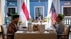Momen akrab antara Presiden Republik Indonesia Indonesia, Prabowo Subianto dan Perdana Menteri Malaysia, Anwar Ibrahim saat bertemu di Rumah Tangsi, Kuala Lumpur, Malaysia, Kamis (9/1/2025). (Instagram.com/@anwaribrahim_my)