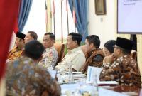 Presiden Prabowo Subianto melalukan Rapat Terbatas bersama sejumlah anggota Kabinet Merah Putih  di Istana Merdeka, Jumat (17/1/2025). (Dok. Tim Media Prabowo Subianto)