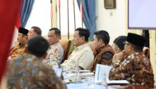 Presiden Prabowo Subianto melalukan Rapat Terbatas bersama sejumlah anggota Kabinet Merah Putih  di Istana Merdeka, Jumat (17/1/2025). (Dok. Tim Media Prabowo Subianto)