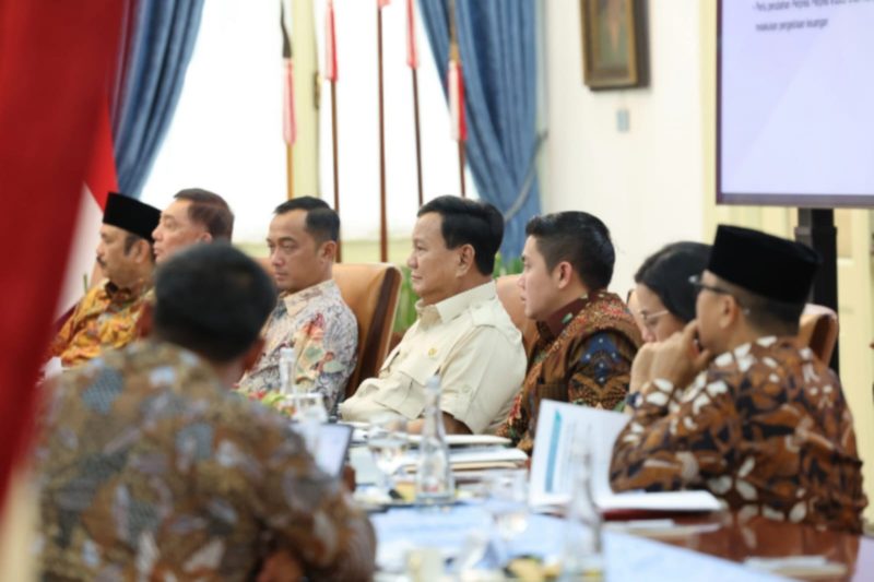 Presiden Prabowo Subianto melalukan Rapat Terbatas bersama sejumlah anggota Kabinet Merah Putih  di Istana Merdeka, Jumat (17/1/2025). (Dok. Tim Media Prabowo Subianto)