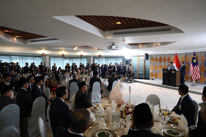 Presiden RI Prabowo Subianto melakukan pertemuan bilateral bersama dengan Perdana Menteri Malaysia Anwar Ibrahim di Kuala Lumpur. (Dok. Tim Media Prabwo)