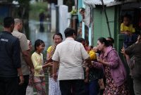 Presiden RI Prabowo Subianto mengunjungi masyarakat yang terdampak bencana banjir di Kampung Tambun Inpres, Desa Buni Bakti, Kecamatan Babelan, Kabupaten Bekasi. (Dok. Tim Media Prabowo)

