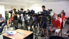 Jurnalis ekonomi menyiapkan liputan acara perusahaan dengan fokus pada data konkret. (Pixabay.com/ivanacoi)