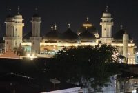 Petugas korporasi PLN memantau sistem kelistrikan Aceh yang telah pulih penuh pascabencana dan kembali melayani warga. (Dok. Tim Media Prabowo)