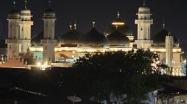 Petugas korporasi PLN memantau sistem kelistrikan Aceh yang telah pulih penuh pascabencana dan kembali melayani warga. (Dok. Tim Media Prabowo)