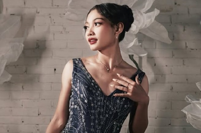 Andi Jerni, atlet kickboxing 26 tahun, menunjukkan tekadnya untuk Indonesia saat pelepasan kontingen SEA Games 2025. (Instagram.com @andijerni)