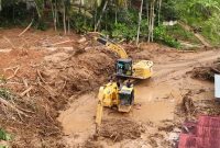 Akses di wilayah Silungkang, Sumatera Barat. yang sempat terputus akibat bencana banjir bandang secara bertahap mulai dapat dilalui kembali. (Dok. BNPB)