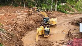 Akses di wilayah Silungkang, Sumatera Barat. yang sempat terputus akibat bencana banjir bandang secara bertahap mulai dapat dilalui kembali. (Dok. BNPB)