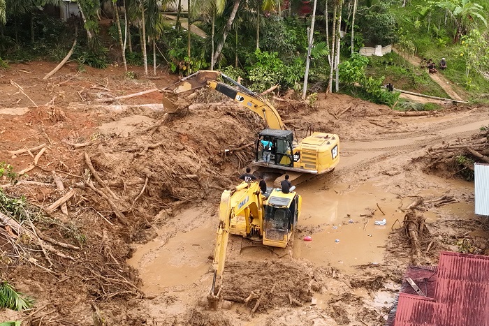 Akses di wilayah Silungkang, Sumatera Barat. yang sempat terputus akibat bencana banjir bandang secara bertahap mulai dapat dilalui kembali. (Dok. BNPB)