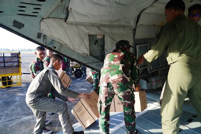 Helikopter MI-17 V5 mengangkut 1,5 ton bantuan logistik menuju Langsa, menembus wilayah yang terisolasi akibat jalur darat terputus. (Dok. Tim Media Prabowo)
