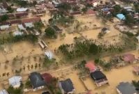 Petugas menurunkan bantuan pangan dan perlengkapan darurat yang diterbangkan ke GOR Pandan, posko utama warga terdampak bencana.(Dok. Tim Media Prabowo)