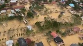 Petugas menurunkan bantuan pangan dan perlengkapan darurat yang diterbangkan ke GOR Pandan, posko utama warga terdampak bencana.(Dok. Tim Media Prabowo)