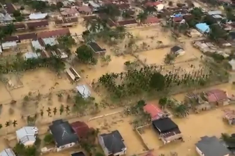 Petugas menurunkan bantuan pangan dan perlengkapan darurat yang diterbangkan ke GOR Pandan, posko utama warga terdampak bencana.(Dok. Tim Media Prabowo)