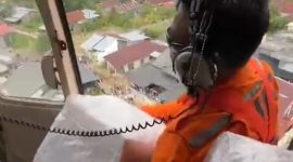 Kru helikopter Pertamina menyiapkan paket bantuan sebelum melakukan airdrop ke wilayah Aceh Tamiang yang masih terisolasi akibat genangan banjir. (Dok. Tim Media Prabowo)