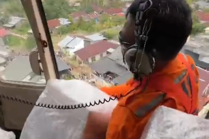 Kru helikopter Pertamina menyiapkan paket bantuan sebelum melakukan airdrop ke wilayah Aceh Tamiang yang masih terisolasi akibat genangan banjir. (Dok. Tim Media Prabowo)