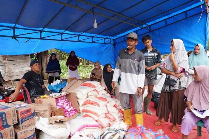 Panitia Natal Nasional menyerahkan 400 paket bantuan kepada warga Padang Pariaman yang masih memulihkan diri dari dampak banjir dan longsor. (Dok. Tim Media Prabowo)