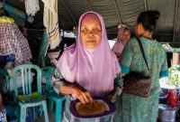 Masyarakat sini pokoknya sekarang ini sudah lega. Bantuan perbaikan jalan pun sudah datang, bantuan untuk pencarian korban pun sudah datang. (Dok. Tim Media Prabowo)