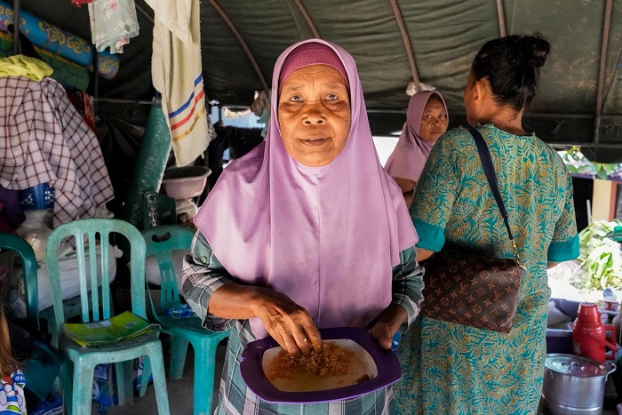 Masyarakat sini pokoknya sekarang ini sudah lega. Bantuan perbaikan jalan pun sudah datang, bantuan untuk pencarian korban pun sudah datang. (Dok. Tim Media Prabowo)