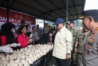 * Presiden Prabowo memeriksa fasilitas dapur umum TNI–Polri dan berdialog dengan warga terdampak bencana di Tapanuli.