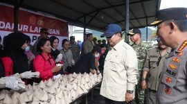 * Presiden Prabowo memeriksa fasilitas dapur umum TNI–Polri dan berdialog dengan warga terdampak bencana di Tapanuli.