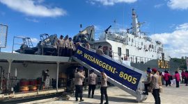 Kapal Polri Wisanggeni 8005 bersiap berangkat membawa 183 personel dan bantuan logistik untuk memperkuat penanganan banjir di Aceh Tamiang. (Dok. Tim Media Prabowo)