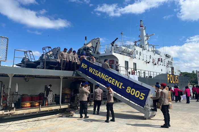 Kapal Polri Wisanggeni 8005 bersiap berangkat membawa 183 personel dan bantuan logistik untuk memperkuat penanganan banjir di Aceh Tamiang. (Dok. Tim Media Prabowo)