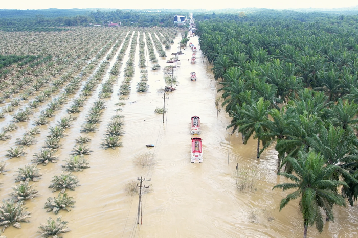 Deretan truk BBM dan alat berat bergerak menuju Aceh Tamiang melalui jalur yang masih tergenang, memperlihatkan upaya pemerintah memulihkan akses logistik. (Dok. Tim Media Prabowo)