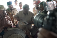 Prabowo mencicipi masakan ikan tongkol di dapur pengungsian Aceh saat meninjau kelayakan gizi makanan bagi warga terdampak bencana. (Facebook.com @Setkab RI)