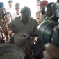 Prabowo mencicipi masakan ikan tongkol di dapur pengungsian Aceh saat meninjau kelayakan gizi makanan bagi warga terdampak bencana. (Facebook.com @Setkab RI)