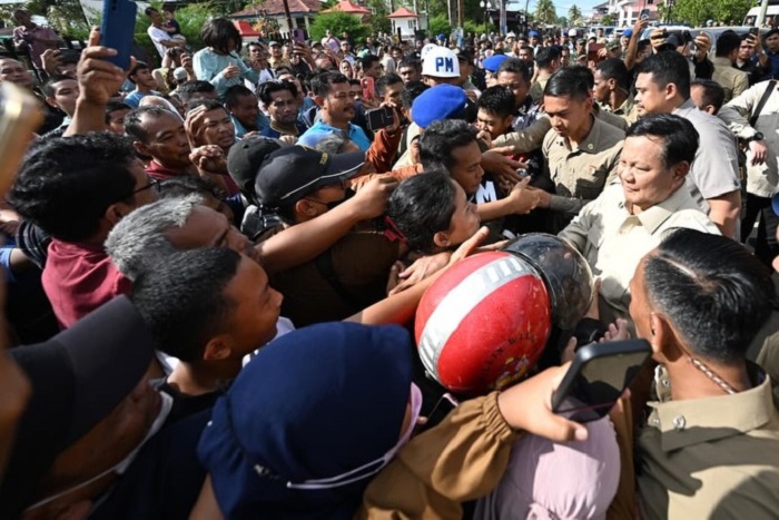 Presiden Prabowo meninjau kondisi lapangan di Tapanuli Tengah, menyerukan upaya bersama menjaga lingkungan dan mencegah kerusakan alam.