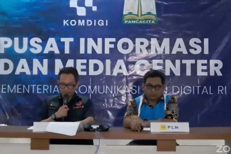 Kepala Pusat Data, Informasi, dan Komunikasi Kebencanaan BNPB, Abdul Muhari, melaporkan bahwa PT Pertamina telah menyalurkan BBM melalui pesawat perintis. (Dok. Tim Media Prabowo)