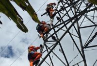 PLN mengerahkan tim dan peralatan darurat untuk mempercepat pemulihan listrik di Sibolga, termasuk distribusi genset dan lampu emergency. (Dok. Tim Media Prabowo)