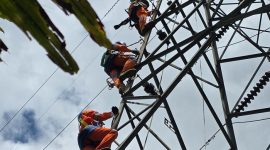 PLN mengerahkan tim dan peralatan darurat untuk mempercepat pemulihan listrik di Sibolga, termasuk distribusi genset dan lampu emergency. (Dok. Tim Media Prabowo)