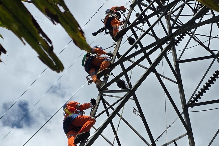 PLN mengerahkan tim dan peralatan darurat untuk mempercepat pemulihan listrik di Sibolga, termasuk distribusi genset dan lampu emergency. (Dok. Tim Media Prabowo)