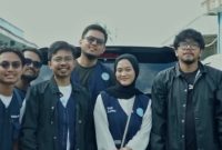 Kreator konten Ferry Irwandi bersama tim yang lain uenyalurkan bantuan logistik ke pengungsian bencana banjir dan longsor. (Dok. Tim Media Prabowo)