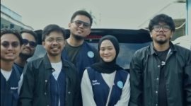 Kreator konten Ferry Irwandi bersama tim yang lain uenyalurkan bantuan logistik ke pengungsian bencana banjir dan longsor. (Dok. Tim Media Prabowo)