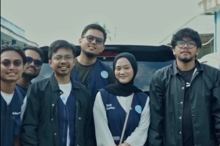 Kreator konten Ferry Irwandi bersama tim yang lain uenyalurkan bantuan logistik ke pengungsian bencana banjir dan longsor. (Dok. Tim Media Prabowo)