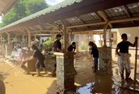 Personel TNI dan tenaga medis membersihkan RSUD Aceh Tamiang yang tertutup lumpur 40 cm sebelum layanan UGD kembali dibuka. (Dok. Tim Media Prabowo)