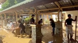 Personel TNI dan tenaga medis membersihkan RSUD Aceh Tamiang yang tertutup lumpur 40 cm sebelum layanan UGD kembali dibuka. (Dok. Tim Media Prabowo)