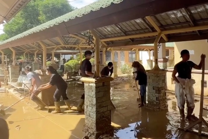 Personel TNI dan tenaga medis membersihkan RSUD Aceh Tamiang yang tertutup lumpur 40 cm sebelum layanan UGD kembali dibuka. (Dok. Tim Media Prabowo)