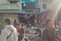 Warga di Pidie Jaya mulai membuka usaha meski rumah masih dipenuhi lumpur, menandai kembalinya aktivitas ekonomi setelah banjir besar. (Dok. Tim Media Prabowo)