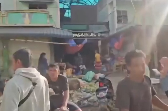 Warga di Pidie Jaya mulai membuka usaha meski rumah masih dipenuhi lumpur, menandai kembalinya aktivitas ekonomi setelah banjir besar. (Dok. Tim Media Prabowo)