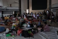 Warga pengungsi di Tapanuli Tengah memanfaatkan jaringan komunikasi yang telah dipulihkan untuk menghubungi keluarga usai banjir besar. (Dok. Tim Media Prabowo)