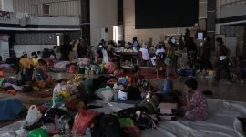 Warga pengungsi di Tapanuli Tengah memanfaatkan jaringan komunikasi yang telah dipulihkan untuk menghubungi keluarga usai banjir besar. (Dok. Tim Media Prabowo)